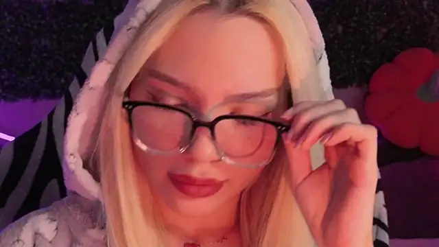 Snapshot of SandraBoyl chatting on November 2025 08:58:01 AM SandraBoyl online show from November 2025 08:58:01 AM