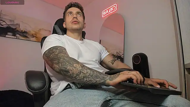 Snapshot of LucianSinclair chatting on December 2024 12:39:02 AM LucianSinclair online show from December 2024 12:39:02 AM