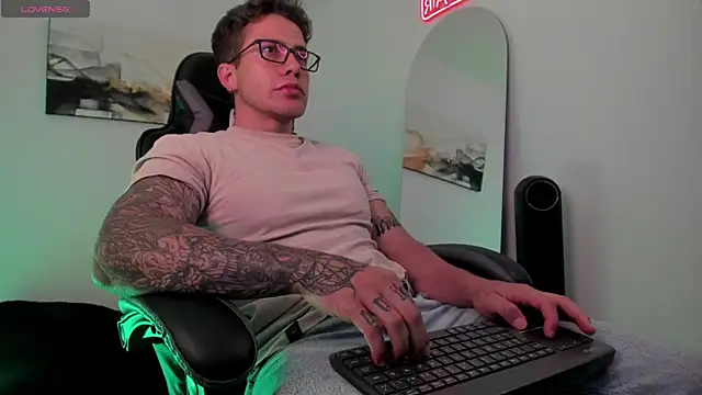 Snapshot of LucianSinclair chatting on January 2025 12:42:01 AM LucianSinclair online show from January 2025 12:42:01 AM