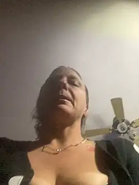 Snapshot of Everlyrose27 chatting on December 2024 05:04:01 AM Everlyrose27 online show from December 2024 05:04:01 AM