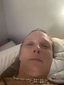 Snapshot of Everlyrose27 chatting on December 2024 02:33:02 PM Everlyrose27 online show from December 2024 02:33:02 PM