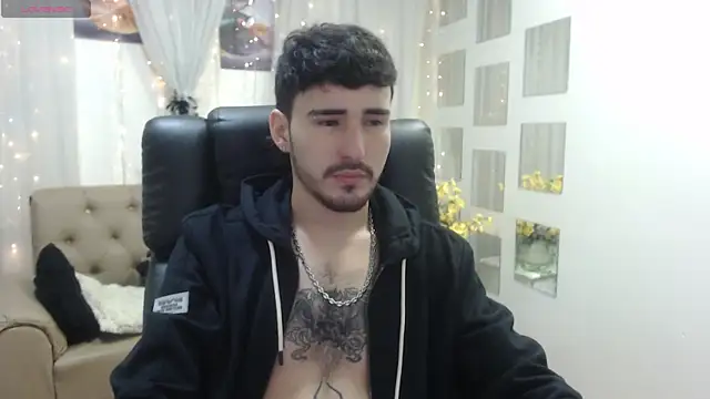 Snapshot of DmitriSanders chatting on January 2025 06:51:02 PM DmitriSanders online show from January 2025 06:51:02 PM