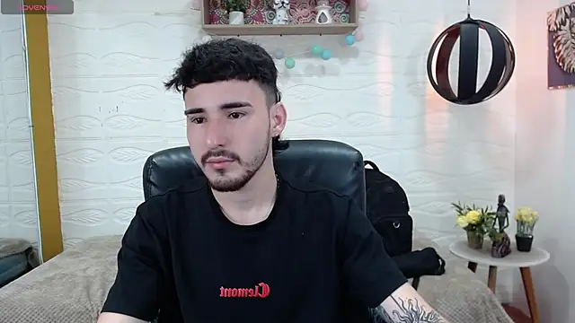 Snapshot of DmitriSanders chatting on January 2025 11:17:01 PM DmitriSanders online show from January 2025 11:17:01 PM