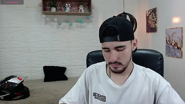 Snapshot of DmitriSanders chatting on January 2025 09:17:01 PM DmitriSanders online show from January 2025 09:17:01 PM