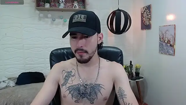 Snapshot of DmitriSanders chatting on January 2025 08:51:01 PM DmitriSanders online show from January 2025 08:51:01 PM