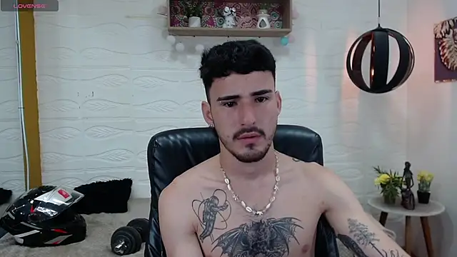 Snapshot of DmitriSanders chatting on February 2025 12:10:01 AM DmitriSanders online show from February 2025 12:10:01 AM