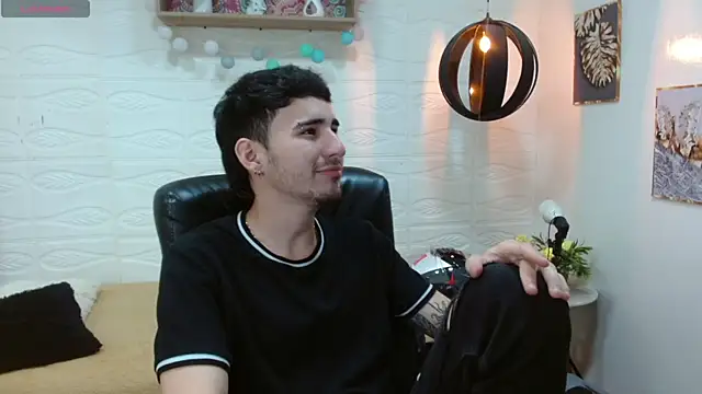 Snapshot of DmitriSanders chatting on March 2025 08:40:02 PM DmitriSanders online show from March 2025 08:40:02 PM