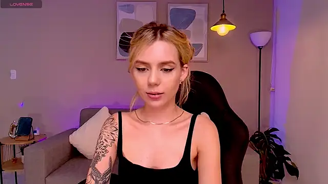 Snapshot of MirandaShaw chatting on January 2025 11:49:02 PM MirandaShaw online show from January 2025 11:49:02 PM