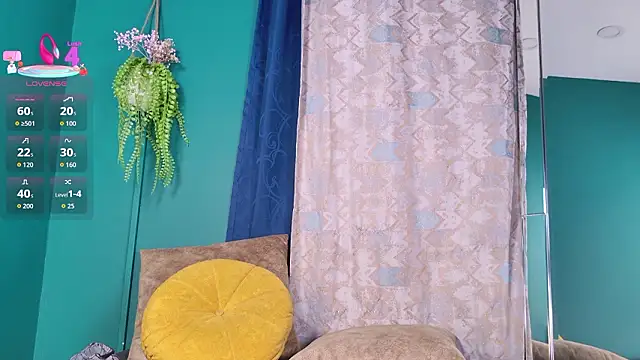 Layla 17 online show from April 2026 10:51:02 PM