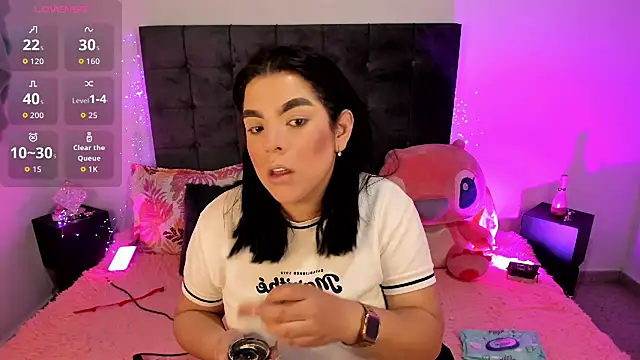 Kylie2211 online show from October 2025 09:10:02 PM