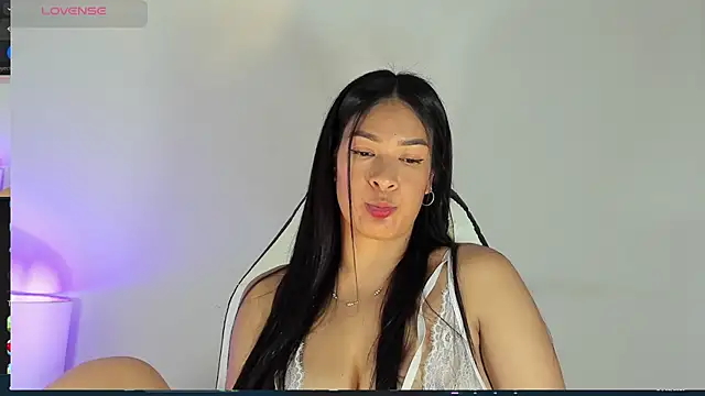 Snapshot of bella_hadid1_ chatting on February 2025 06:26:02 PM bella hadid1  online show from February 2025 06:26:02 PM