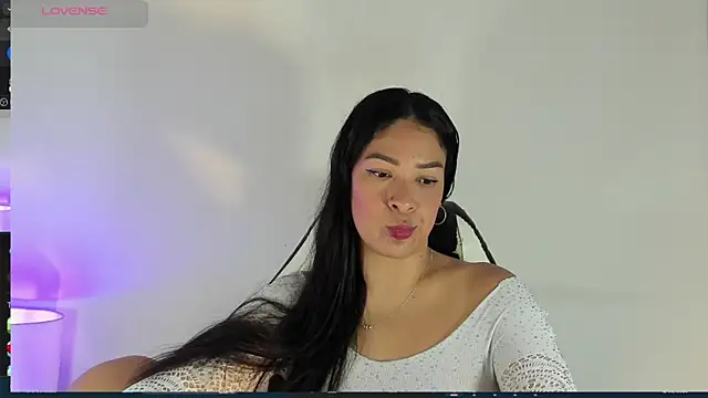 Snapshot of bella_hadid1_ chatting on March 2025 01:38:02 PM bella hadid1  online show from March 2025 01:38:02 PM