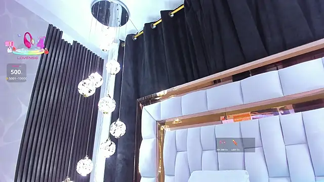 SarayRoyse online show from April 2026 07:44:02 PM