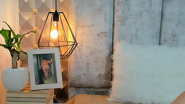 Sara Thompsoon online show from February 2026 12:08:02 PM