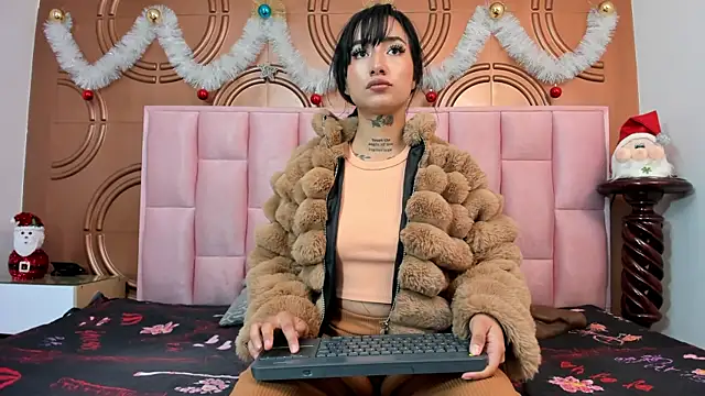 Snapshot of emmily_keller19 chatting on January 2025 01:41:02 PM emmily keller19 online show from January 2025 01:41:02 PM