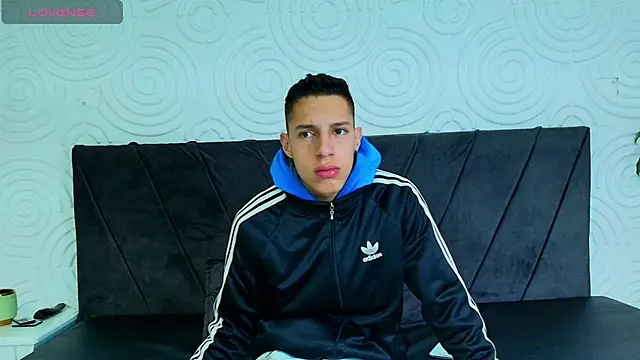 Snapshot of thiago19s chatting on January 2025 08:11:02 PM thiago19s online show from January 2025 08:11:02 PM