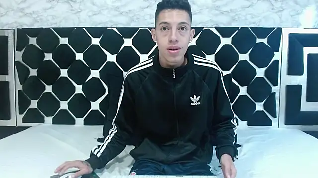 Snapshot of thiago19s chatting on February 2025 09:33:01 PM thiago19s online show from February 2025 09:33:01 PM