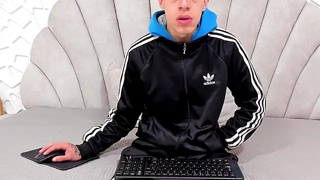 Snapshot of thiago19s chatting on March 2025 03:18:02 PM thiago19s online show from March 2025 03:18:02 PM