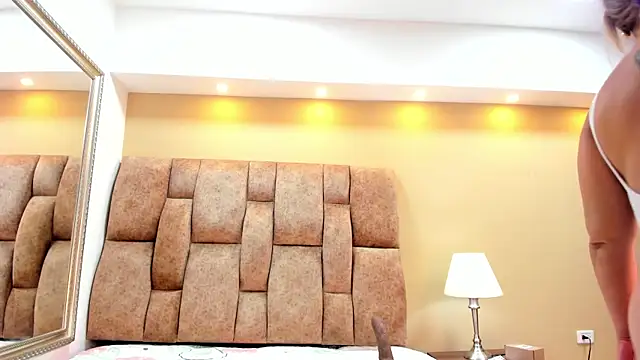 Snapshot of MiiaHot chatting on November 2025 09:13:02 PM MiiaHot online show from November 2025 09:13:02 PM