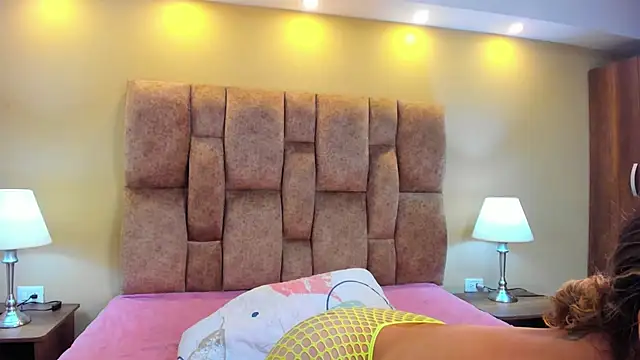 Snapshot of MiiaHot chatting on December 2025 08:36:02 PM MiiaHot online show from December 2025 08:36:02 PM