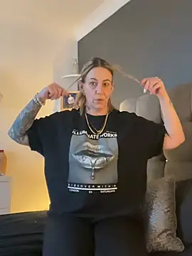 Snapshot of blondebitch2 chatting on January 2025 02:32:02 PM blondebitch2 online show from January 2025 02:32:02 PM