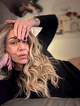 Snapshot of blondebitch2 chatting on November 2025 10:58:01 AM blondebitch2 online show from November 2025 10:58:01 AM