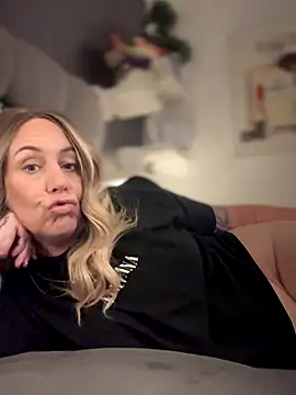 Snapshot of blondebitch2 chatting on November 2025 03:19:02 PM blondebitch2 online show from November 2025 03:19:02 PM