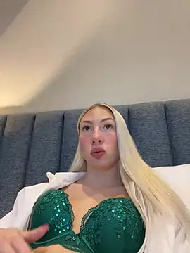 LuisaBecker online show from December 2024 01:39:02 PM