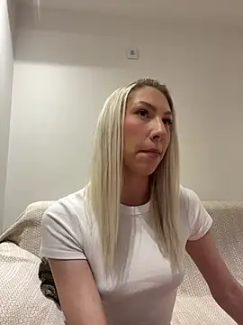 LuisaBecker online show from February 2025 05:08:01 PM