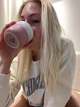 LuisaBecker online show from March 2025 07:10:01 PM