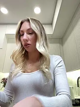 LuisaBecker online show from December 2025 01:59:02 PM