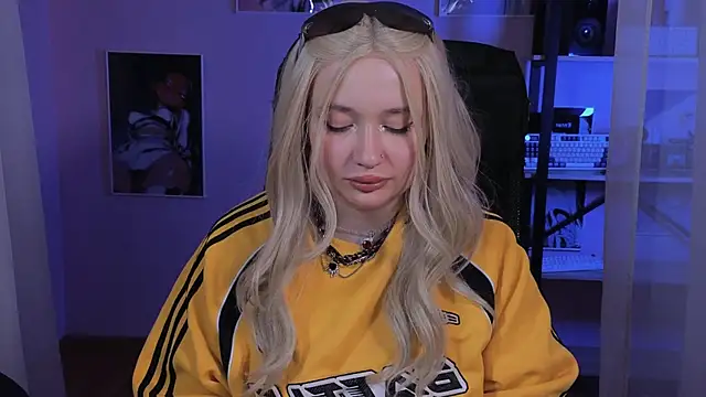 carolina elf online show from October 2025 05:15:02 AM