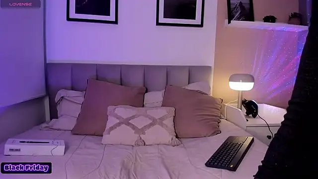 Snapshot of Violetta_Nur chatting on November 2025 11:08:02 PM Violetta Nur online show from November 2025 11:08:02 PM