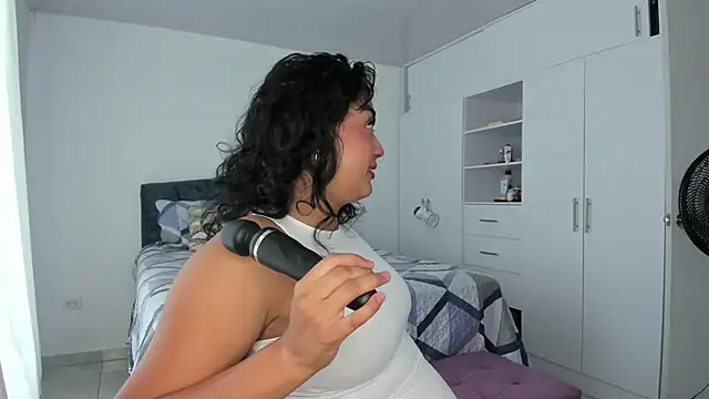 Snapshot of ema_saenz chatting on April 2026 08:02:01 PM ema saenz online show from April 2026 08:02:01 PM