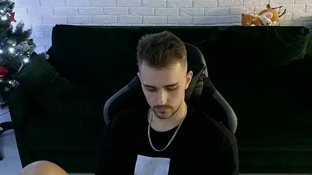 Snapshot of Larstar01 chatting on December 2024 04:42:02 AM Larstar01 online show from December 2024 04:42:02 AM