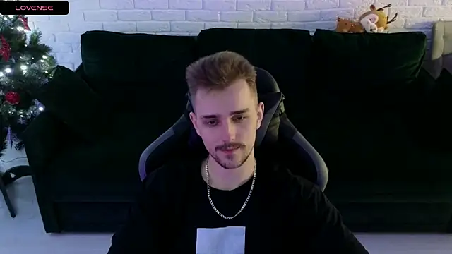 Snapshot of Larstar01 chatting on December 2024 01:45:01 AM Larstar01 online show from December 2024 01:45:01 AM