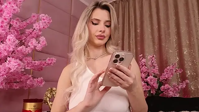 Snapshot of Elliblue chatting on December 2025 09:20:02 PM Elliblue online show from December 2025 09:20:02 PM