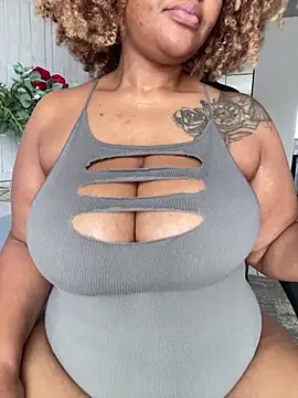 Snapshot of MILL204 chatting on December 2025 10:19:01 AM MILL204 online show from December 2025 10:19:01 AM