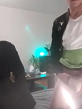 Snapshot of Kamien32 chatting on December 2025 09:45:01 PM Kamien32 online show from December 2025 09:45:01 PM