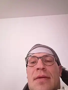 Snapshot of Kamien32 chatting on February 2026 06:35:02 AM Kamien32 online show from February 2026 06:35:02 AM