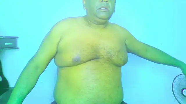 Snapshot of Beargryzzly chatting on November 2025 02:44:02 AM Beargryzzly online show from November 2025 02:44:02 AM