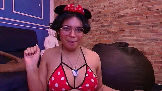 Emmapark  online show from November 2025 07:05:02 PM