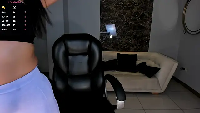 Snapshot of CharlotteCox_ chatting on January 2025 10:47:01 AM CharlotteCox online show from January 2025 10:47:01 AM