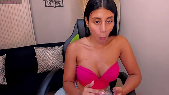 Snapshot of CharlotteCox_ chatting on October 2025 12:34:01 AM CharlotteCox online show from October 2025 12:34:01 AM