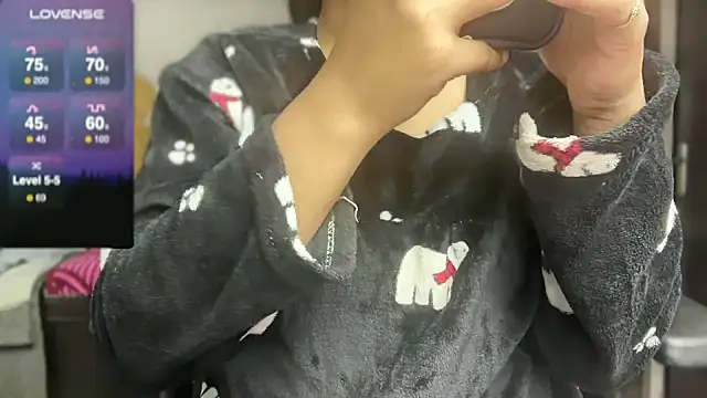 Snapshot of Spice-Summi chatting on December 2024 01:54:02 PM Spice-Summi online show from December 2024 01:54:02 PM