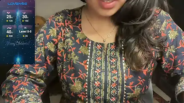 Snapshot of Spice-Summi chatting on December 2024 02:43:02 PM Spice-Summi online show from December 2024 02:43:02 PM