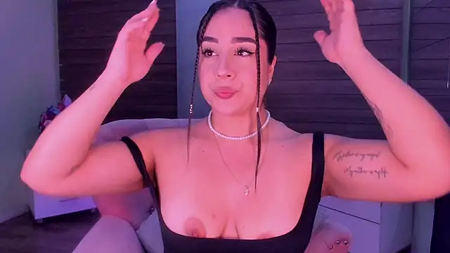 Snapshot of Sussy_Bell01 chatting on December 2024 08:32:01 PM Sussy Bell01 online show from December 2024 08:32:01 PM