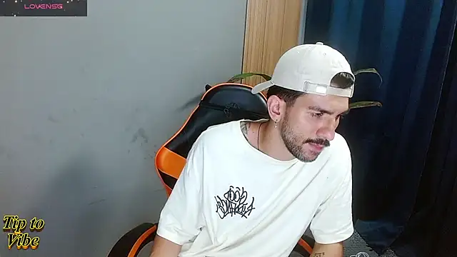 Snapshot of Mr_WhiteCock chatting on December 2025 10:16:02 PM Mr WhiteCock online show from December 2025 10:16:02 PM