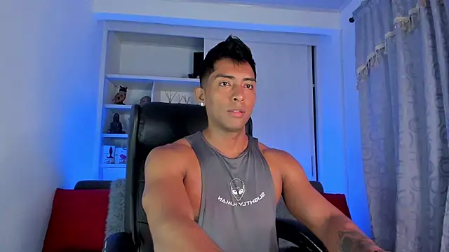 Snapshot of Couple_muscle1 chatting on December 2024 02:59:01 PM Couple muscle1 online show from December 2024 02:59:01 PM