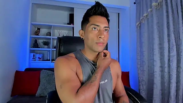 Snapshot of Couple_muscle1 chatting on December 2024 02:39:01 PM Couple muscle1 online show from December 2024 02:39:01 PM